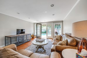 Tv, eldstad och böcker