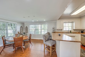 Kylskåp, mikrovågsugn, spishäll och diskmaskin