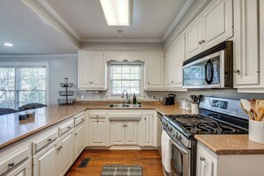 Kühlschrank, Mikrowelle, Herdplatte, Geschirrspüler