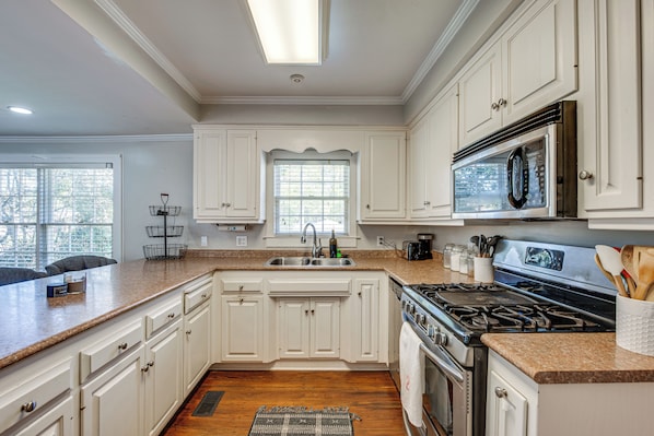 Kylskåp, mikrovågsugn, spishäll och diskmaskin