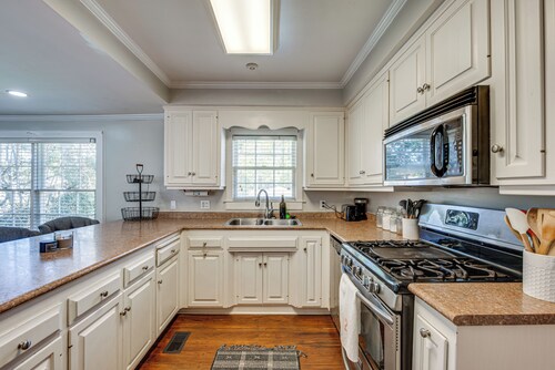 Walk to Dtwn Hahira: Inviting Home w/ Pool & Yard!