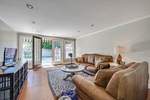 Fernseher, Kamin, Bücher