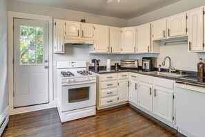 Fridge, microwave, stovetop, dishwasher - 2 Mi to Dtwn! Walkable Minneapolis Apt w/ Deck (Minneapolis)