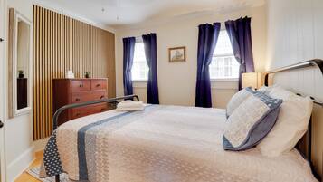 2 bedrooms, iron/ironing board, Internet, bed sheets