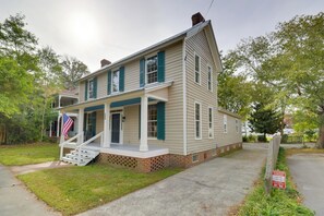 Exterior - Steps to Downtown! Family Home in Historic Edenton (Edenton)