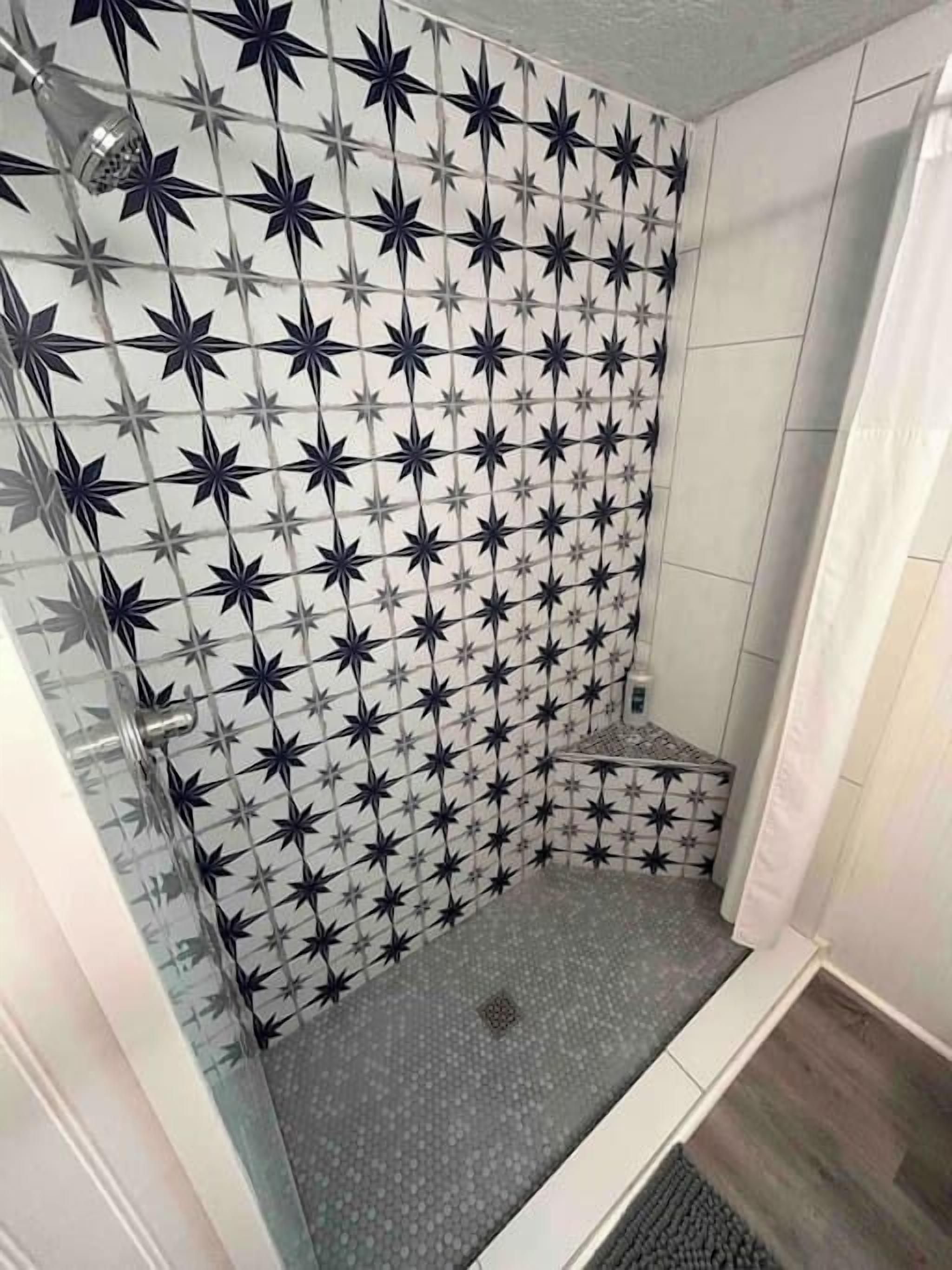 Een douche, een haardroger, handdoeken