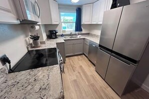 Jääkaappi, mikroaaltouuni, uuni, liesi