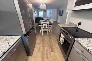 Jääkaappi, mikroaaltouuni, uuni, liesi