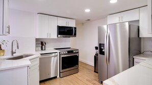 Coffee/tea maker, fridge, microwave, stovetop - Central DC Location! Urban Oasis in Logan Circle (Washington)
