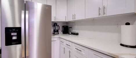 Een koelkast, een magnetron, een kookplaat, een vaatwasser