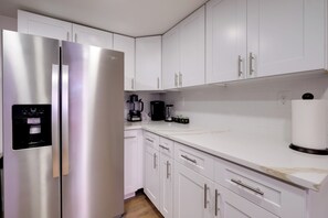 Geladeira, micro-ondas, cooktop, lava-louças