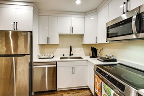 Jääkaappi, mikroaaltouuni, liesi, astianpesukone