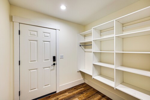 Quiet PNW Base: Walkable Apt in Normandy Park