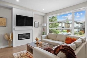 TV - 2 King Bed | Game Room | Garage | Min to Hospital (Calgary)