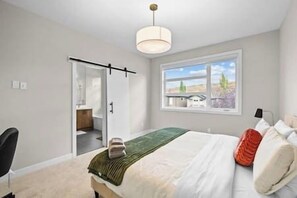 4 bedrooms, iron/ironing board, WiFi, bed sheets - 2 King Bed | Game Room | Garage | Min to Hospital (Calgary)