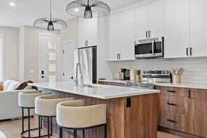 Réfrigérateur, micro-ondes, plaque de cuisson, lave-vaisselle