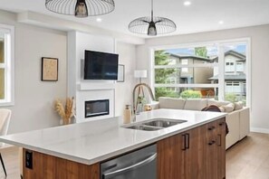 Interior - 2 King Bed | Game Room | Garage | Min to Hospital (Calgary)