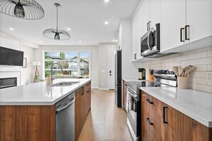 Fridge, microwave, stovetop, dishwasher