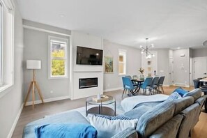 Een televisie en een open haard