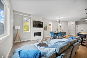 TV, fireplace, offices - 4 Bed | GameRoom | PrivateGarage | Min to Hospital (Calgary)