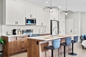 Een koelkast, een magnetron, een oven, een kookplaat