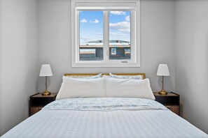 4 bedrooms, iron/ironing board, WiFi, bed sheets