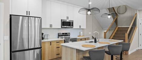 Réfrigérateur, micro-ondes, four, plaque de cuisson