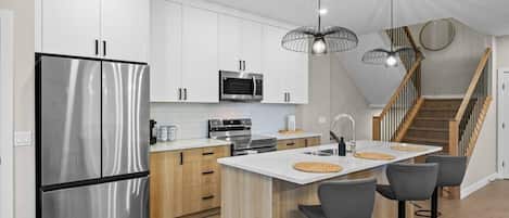 Wasserkocher mit Kaffee-/Teezubehör, Kühlschrank, Mikrowelle, Ofen