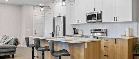 Een koelkast, een microgolfoven, een oven, een kookplaat