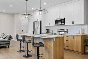 ثلاجة، ميكروويف، فرن، موقد طهي مسطح