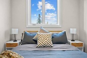 4 عدّة غرف نوم وواي فاي وملاءات أسرّة