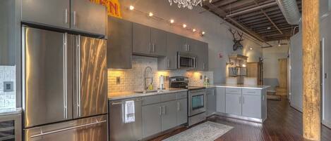 Condo, 1 Bedroom, Kitchen, City View | Private kitchen | Full-size fridge, microwave, oven, stovetop