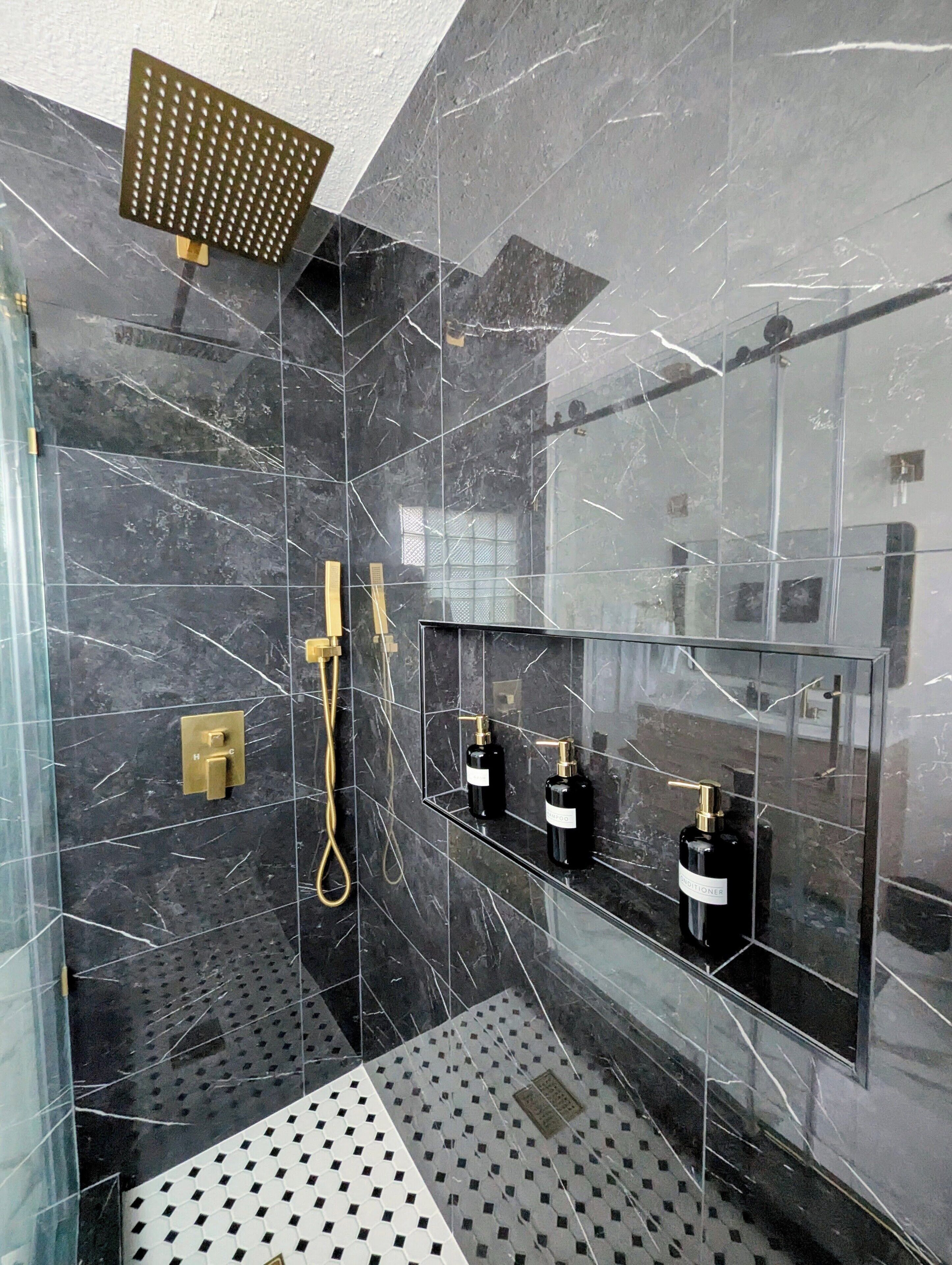 Een douche, een haardroger, handdoeken, zeep