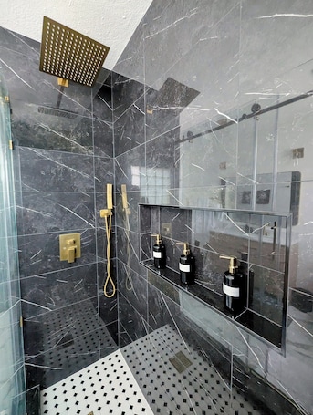 Shower, hair dryer, towels, soap. 10 mins to FIFA / NRG! Charming Lux Gem in Med Center w/ 2 K Beds-Patio-Backyard