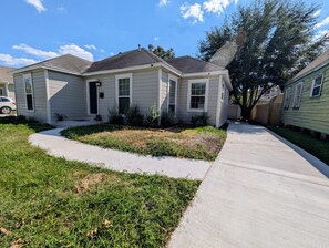 Exterior - Charming Lux Gem in Med Center w/ 2 King Beds-Patio-Backyard (Houston)