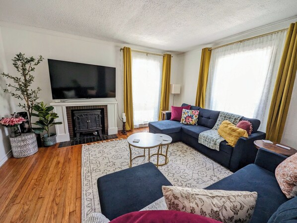 Smart TV, fireplace - Charming Lux Gem in Med Center w/ 2 King Beds-Patio-Backyard (Houston)