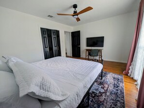 2 habitaciones, escritorio, tabla de planchar con plancha y wifi 