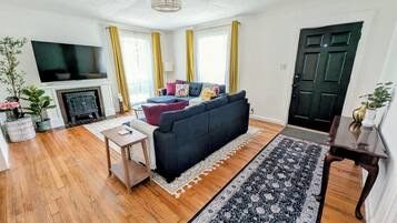 Een smart-tv en een open haard