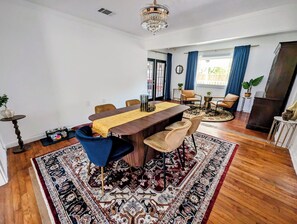 Dining - 10 mins to FIFA / NRG! Charming Lux Gem in Med Center w/ 2 K Beds-Patio-Backyard (Houston)