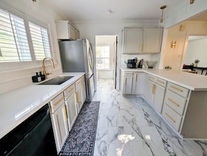 Fridge, microwave, oven, stovetop - 10 mins to FIFA / NRG! Charming Lux Gem in Med Center w/ 2 K Beds-Patio-Backyard (Houston)