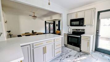 Een koelkast, een magnetron, een oven, een kookplaat