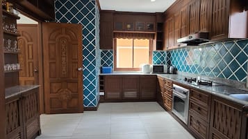 Villa, 5 Bedrooms | Private kitchen
