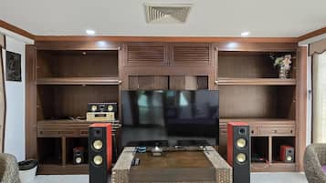 Villa, 5 Bedrooms | Living area