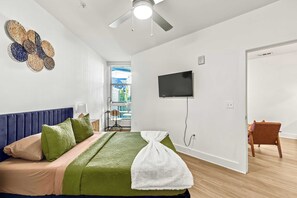 1 bedroom, iron/ironing board, travel crib, WiFi - Luxury In Ga Tech (Atlanta)