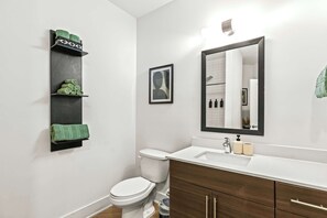 Shower, hair dryer - Luxury In Ga Tech (Atlanta)