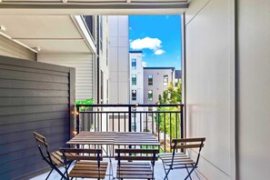 Outdoor dining - Luxury In Ga Tech (Atlanta)