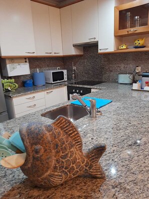 Microondas, horno, parrilla de estufa y lavavajillas 