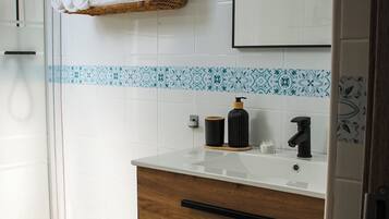 Deluxe Triple Room | Bathroom | Towels, soap, shampoo, toilet paper