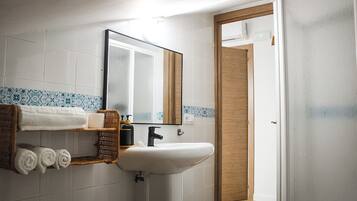 Deluxe Double Room | Bathroom | Towels, soap, shampoo, toilet paper