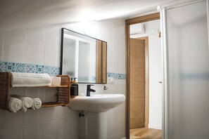 Deluxe Double Room | Bathroom | Towels, soap, shampoo, toilet paper